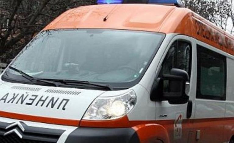 Козирка на жилищен вход се срути върху човек в София