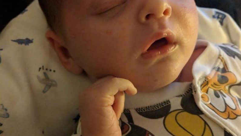 Люси за малко не уби 11-дневния си син с целувката на смъртта, която всяка майка дава на детето си