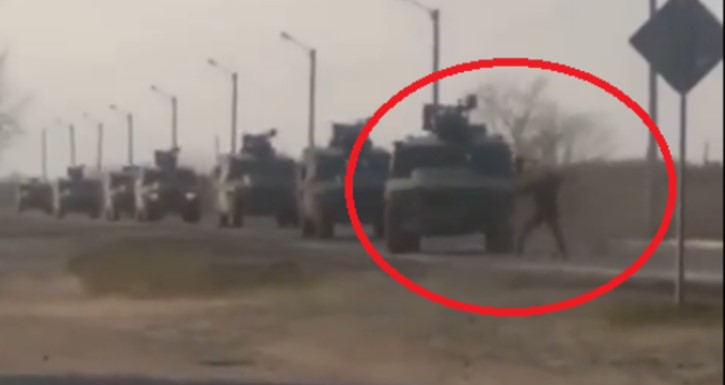 Украинец с голи ръце нападна колона от руски военни машини
