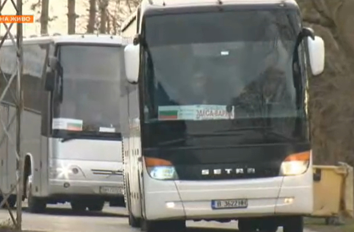 Нещо ми прилича на приказките „Болен, здрав носи“ и „Дядовата ръкавичка“. Човек започва да се чувства чужденец в собствената си страна