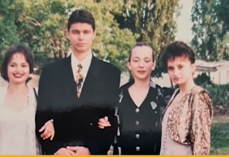 Ето ги Тошко Йорданов, Костадин Костадинов и Любен Дилов-син като абитуриенти