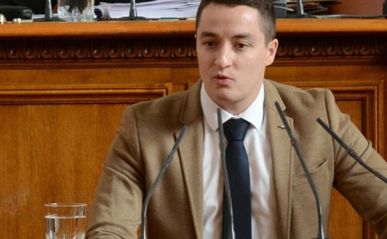 Божанков: Деси Атанасова, като чуе за духане, хуква към трибуната