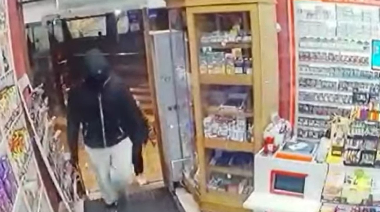 Страшен бой в магазин в Бургас! Батки с маски нахлуват! Продавачката ги преби