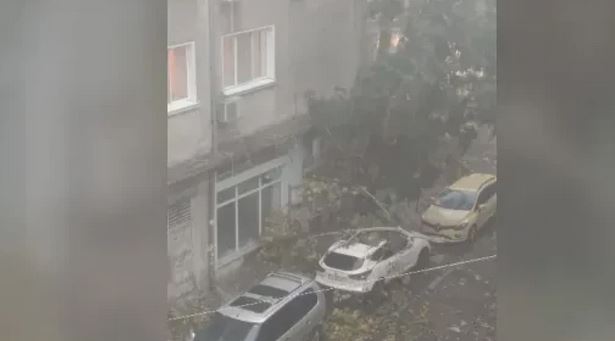 Невиждана буря вилня в Бургас, паднаха близо 3000 мълнии за час / ВИДЕО