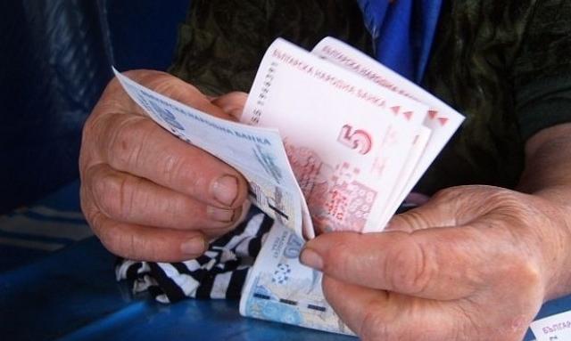 Обрат с пенсиите от 1 октомври. Кой ще взема 725 лева?