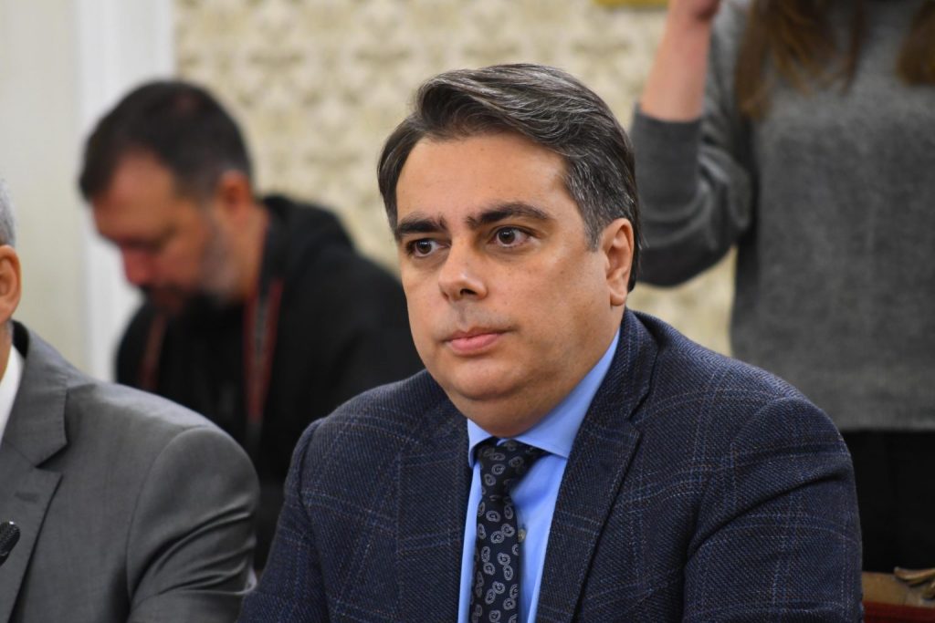Шкварек: Не протести и подписки ни отърва от еврозоната, а безумната финансова политика на Асен Василев