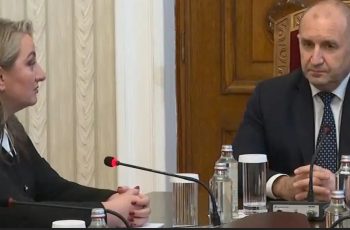 Сачева пристигна сама при Радев и го попиля