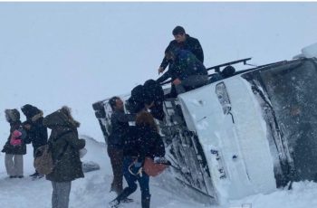 Пътнически автобус се обърна, има загинали и ранени