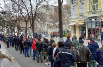Такава опашка Варна не помни, от сутринта се редяха за