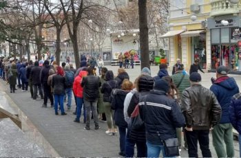 Такава опашка Варна не помни, от сутринта се редяха за