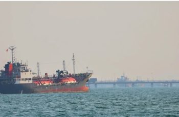 Танкери, свързани с Иран, се възползваха от срока на САЩ за Ормузкия проток