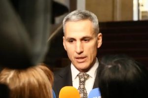 Гюров: Остават 4 дни, в които държавата трябва да покаже на чия страна стои