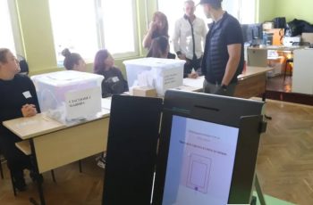 Проблеми с машините за гласуване утежниха максимално изборите във Варна