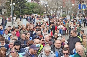 Такава опашка Варна не помни, от сутринта се редяха за