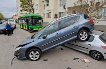 Неочакван сблъсък в Хасково: Електрически автобус помете паркирани коли