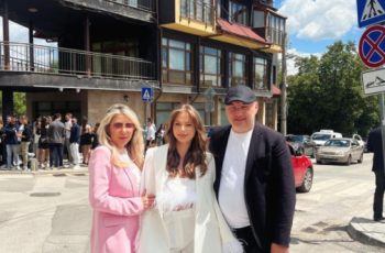 Сияйната Виктория: Дъщерята на шеф Манчев покори абитуриентите с красотата си