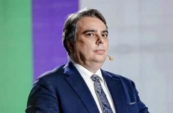 Буря в чаша вода: Асен Василев коментира споровете около Манол Пейков