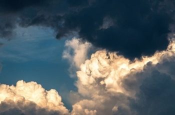 Пролетна буря на хоризонта: Очакват ни градушки и динамично време в цялата страна