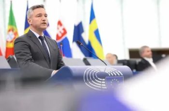 Златната среда за розовото масло: Как България спечели битката в Брюксел