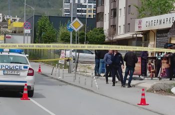 КРЪВ И УЖАС ВЪВ ВАРНА: Жена с ножове атакува магазин, но се сблъска с истински герой!