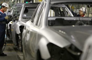 Европейската автоиндустрия пред колапс: Китай превзема заводите ни един по един